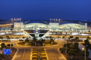 Larnaca lufthavn er Cyperns travleste lufthavn. August er den travleste måned, hvor der kan være ventetid på kufferter, men normalvis går håndtering af bagage ret hurtigt.