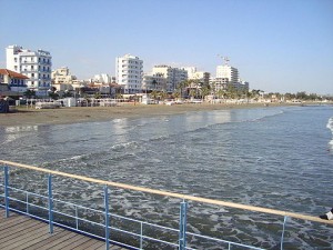 Billed af Larnaca kystlinje foran hotellerne. (kilde: wikimedia)