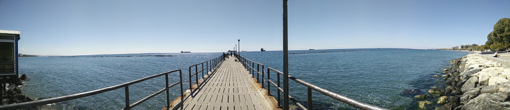 Limassol strækker sig over 16 km af Cyperns sydvestkyst og er blandt andet kendt for sin shippingindustri