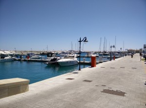 Limassol er i færd med at bygge en ny marina, størstedelen er færdig og du har mulighed for at få både mad og drikke her, mens du nyder udsigten over de store både. 
